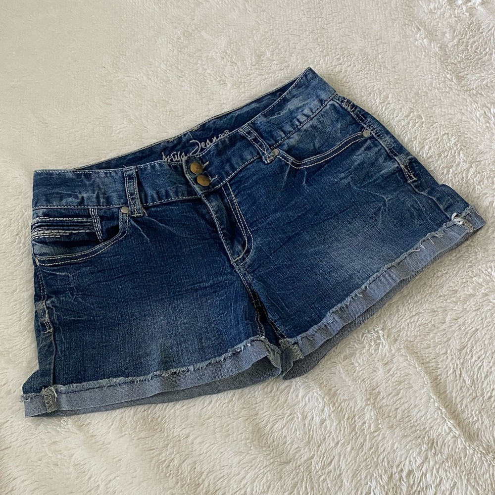 ARIYA JEANS - Mid-rise. Faded. Design on Back Pocket. Metal Buttons on Front.🌼